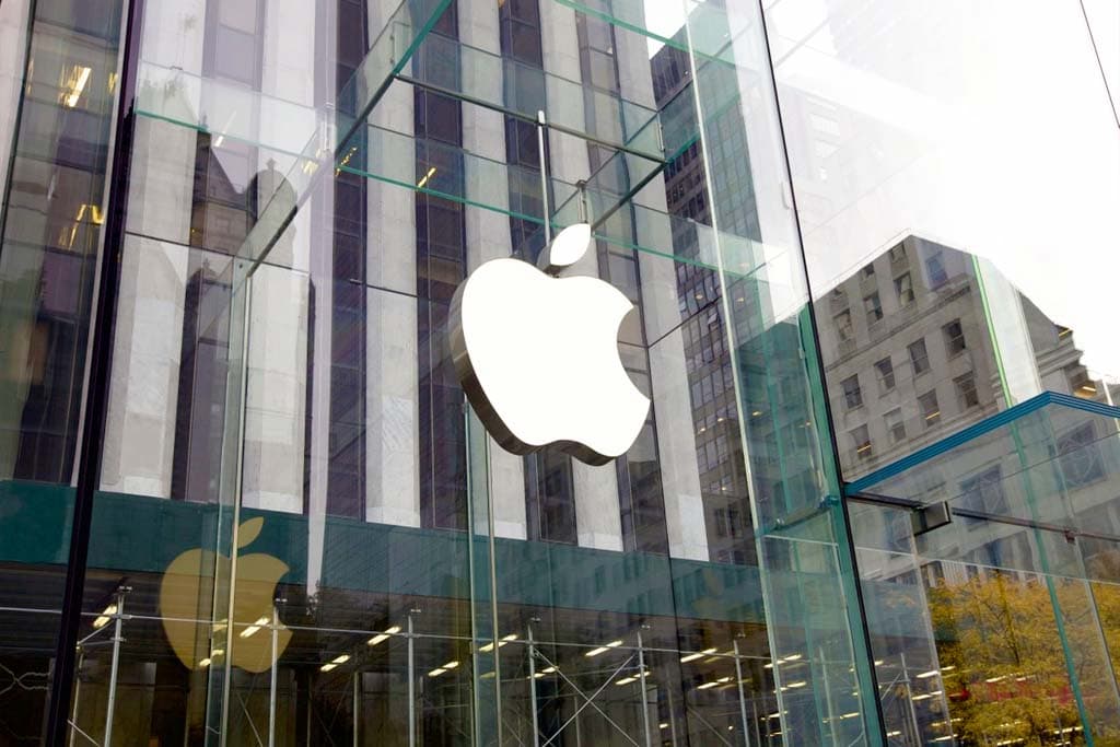 Apple iň gymmat kompaniýa adyny gaýdyp aldy