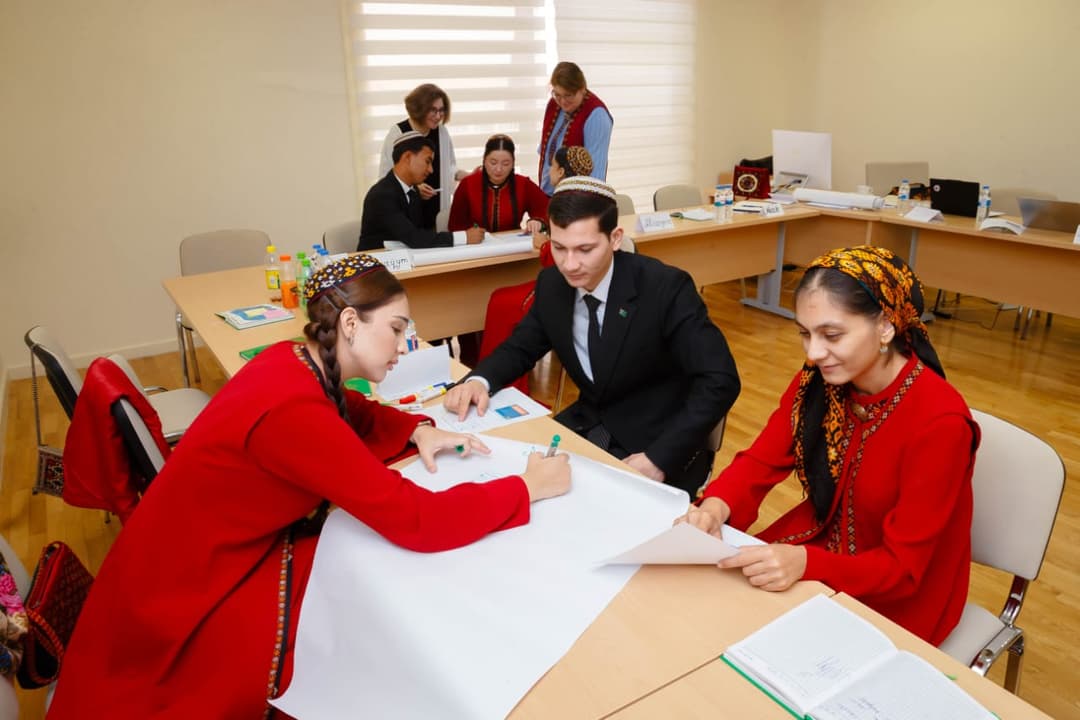 Türkmenistanda sosial iş boýunça bakalawriat okuw maksatnamasy täzeden gözden geçirilýär