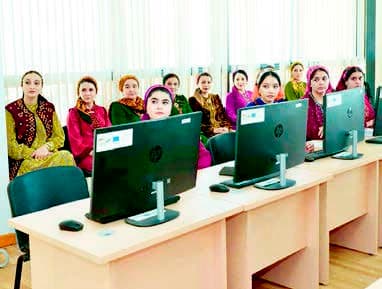 Türkmenistanda gazçylara parnik gazlaryny monitoring etmek üçin «Ekolog» programmasy bilen işlemek öwredilýär