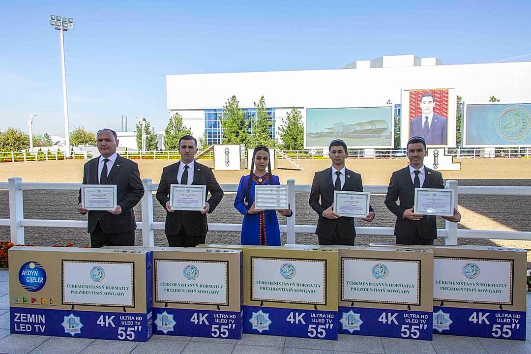 Türkmen alabaýynyň baýramynda döredijilik bäsleşikleriniň ýeňijileri sylaglanyldy
