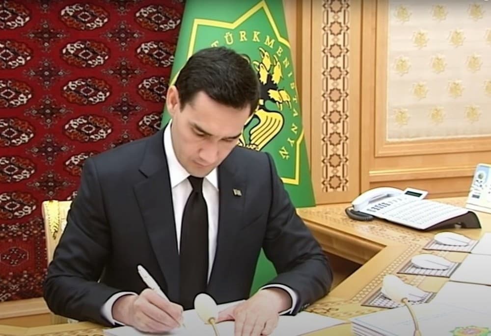 Serdar Berdimuhamedow daşary ýurtly raýatlaryň bir toparyna Türkmenistanda ýaşamak üçin ygtyýarnamalary bermek hakynda Karara gol çekdi