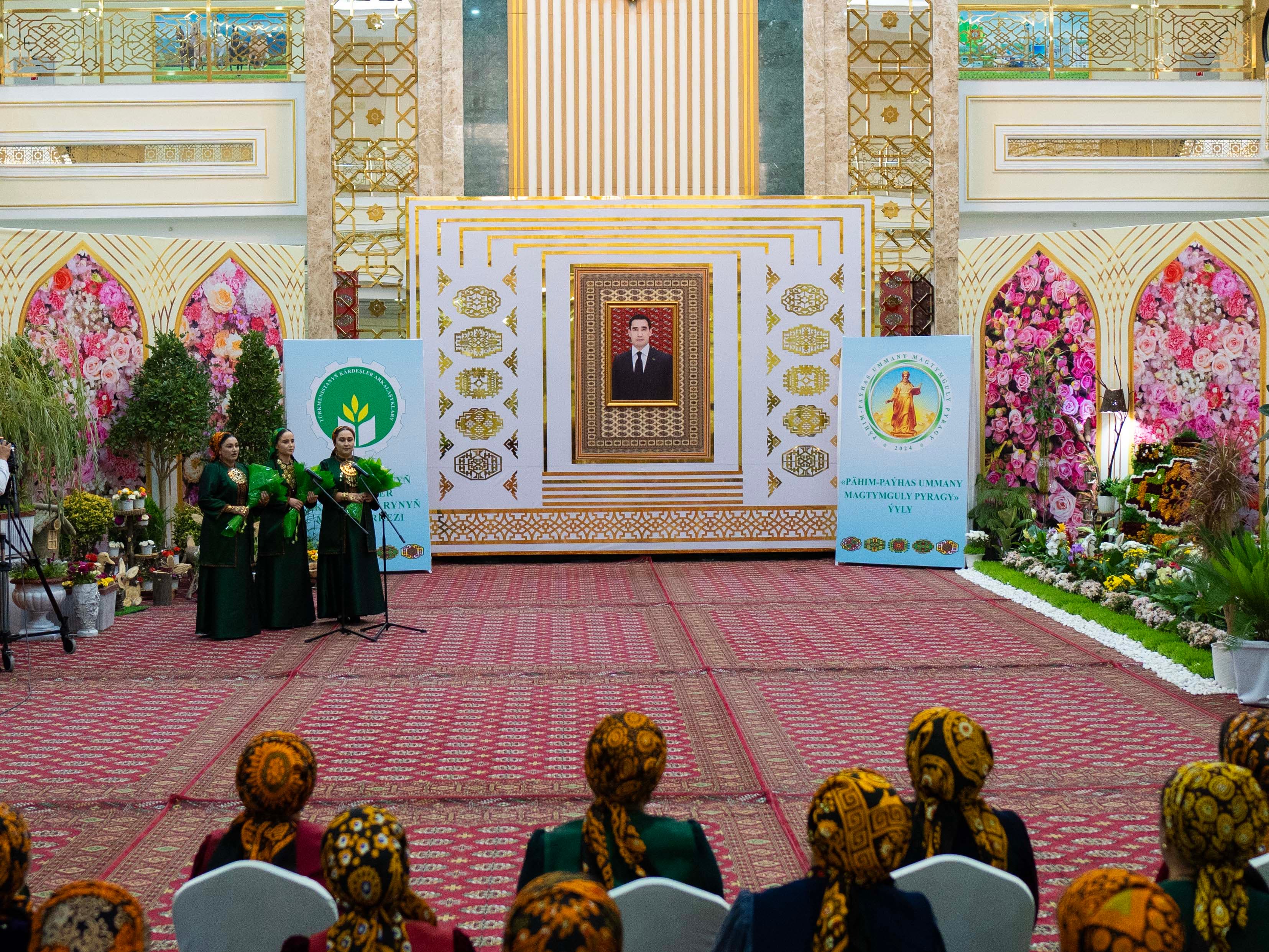 Фоторепортаж с конкурса «Цветы – песнь красоты и мира»