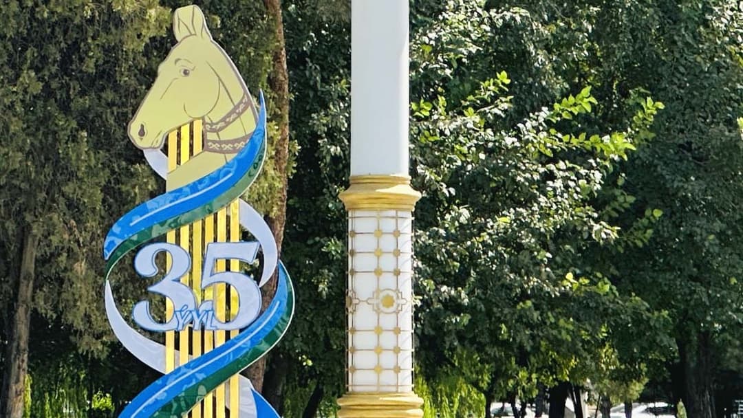 Streets of Ashgabat decorated with festive installations