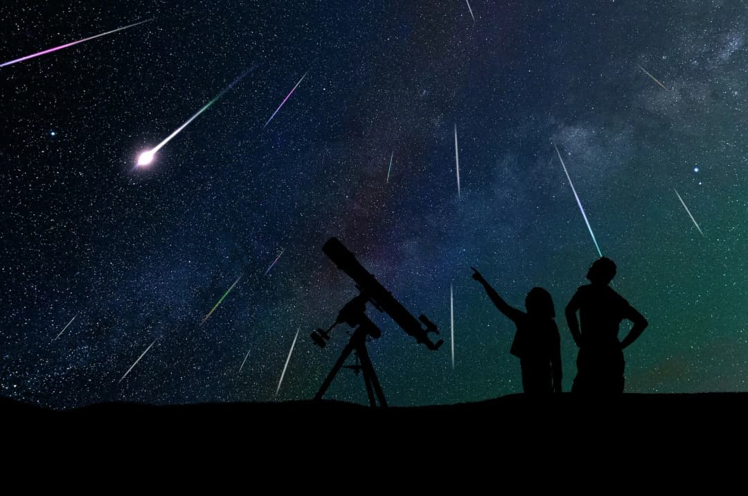 Gijeki asmanda täsin meteor ýagşy syn ediler